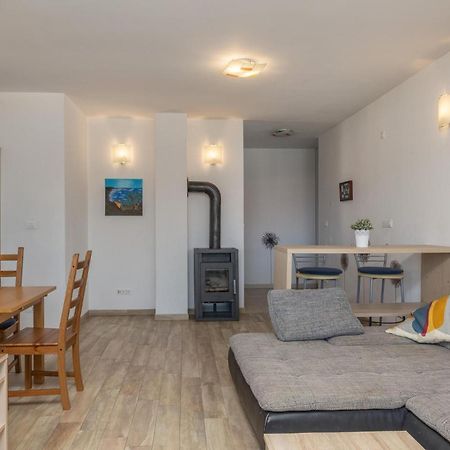Amazing Apartment In Njivice With Kitchen Экстерьер фото